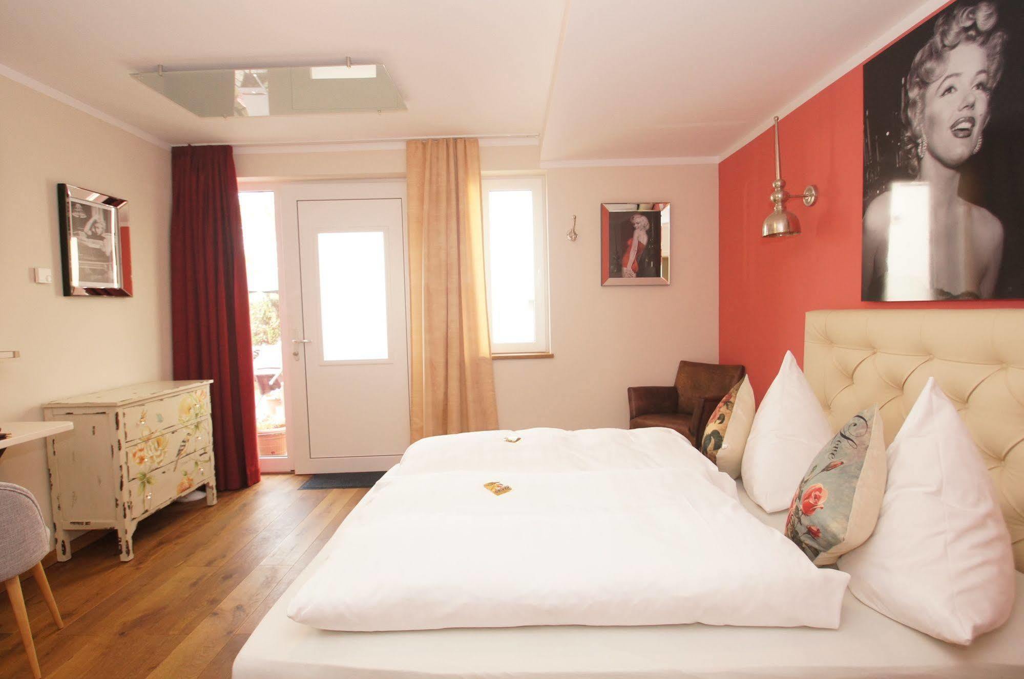 Uno Hotel Chapeau Noir - Free Parking Uberherrn ภายนอก รูปภาพ