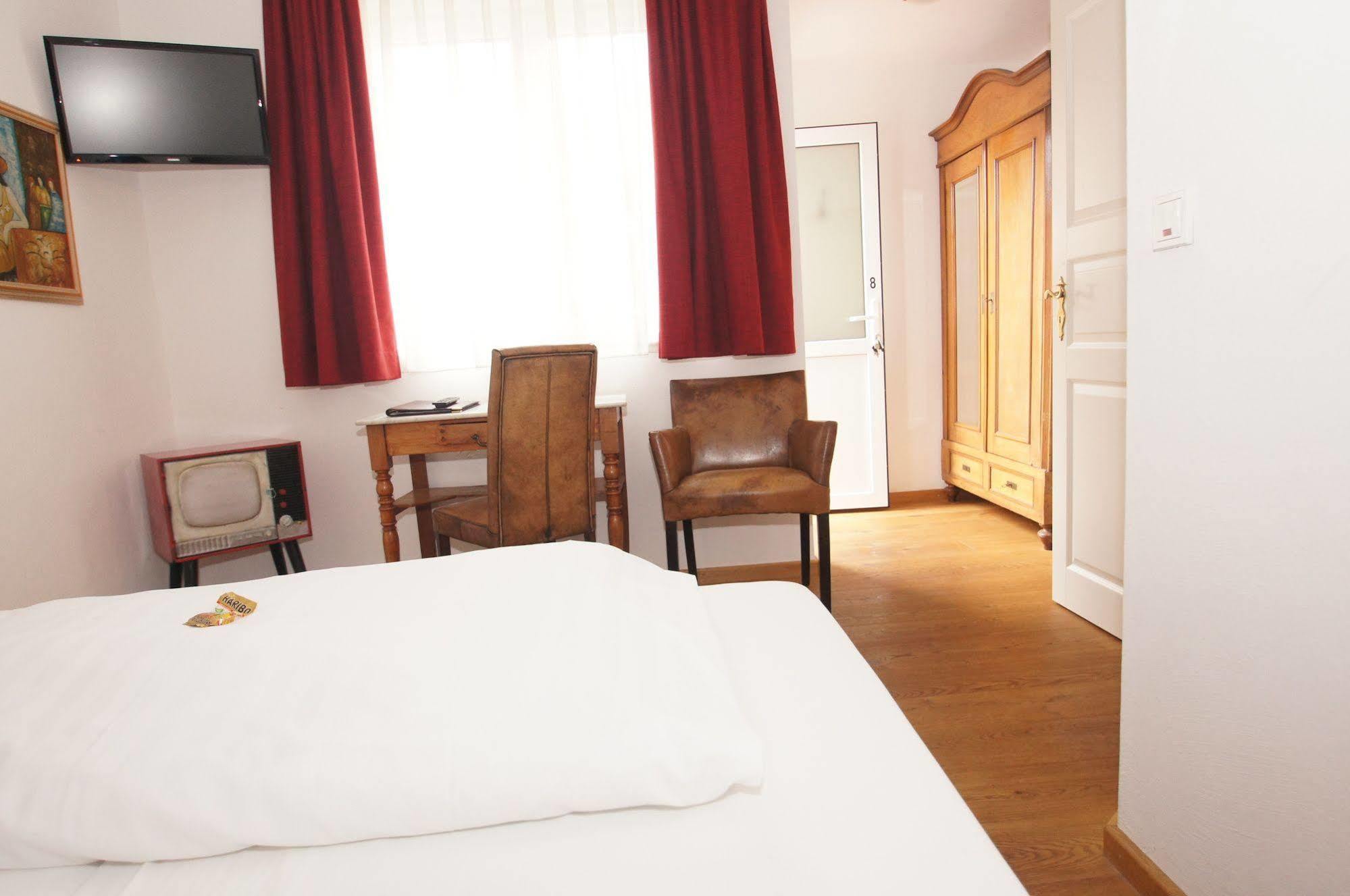 Uno Hotel Chapeau Noir - Free Parking Uberherrn ภายนอก รูปภาพ